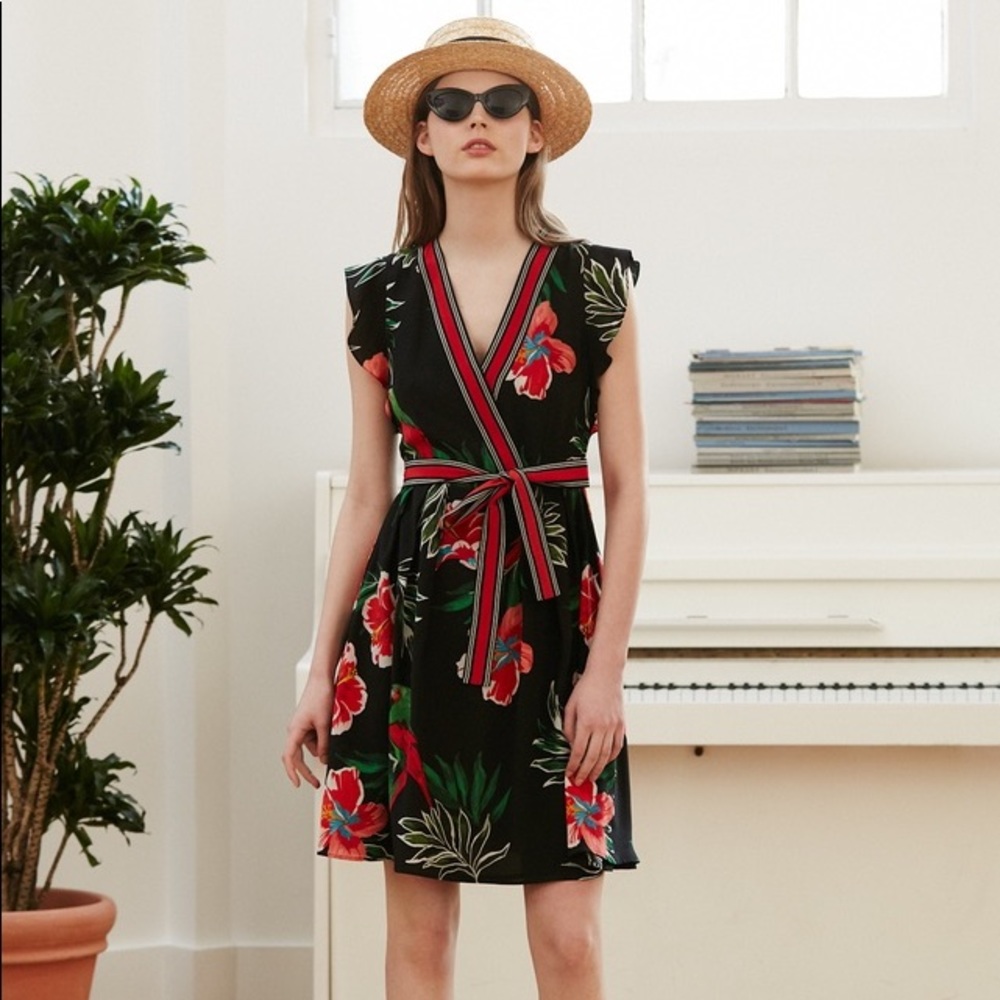 Wavy black dress with red accent